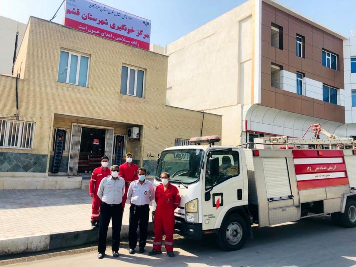 آتش نشانان واحد آتش نشانی و خدمات ایمنی منطقه آزاد قشم خون اهداء کردند